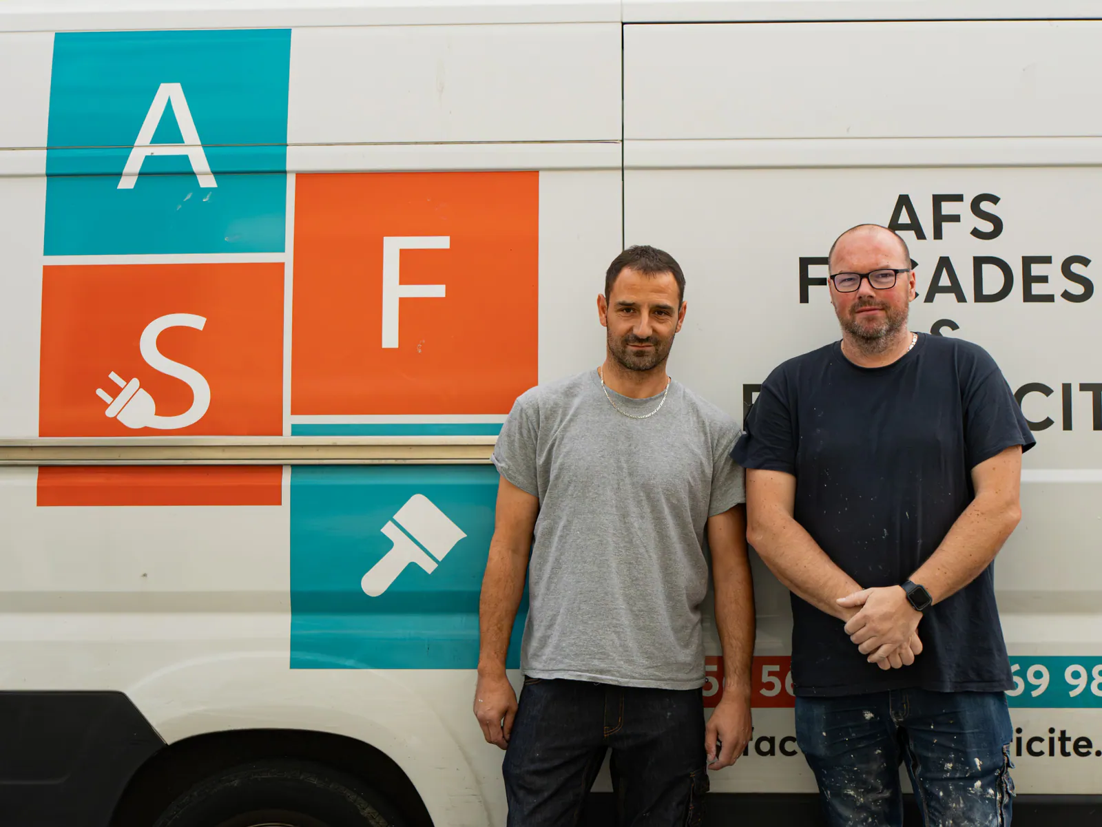 Frédéric BOULANGER et Sandy POGNANT devant le véhicule AFS Façades & Électricité