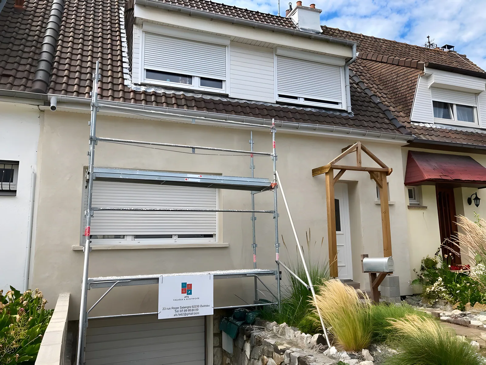 Ravalement de façade en cours sur maison à Isques avec échafaudage et enduit neuf