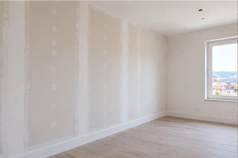 Illustration : chambre avec murs isolés par l'intérieur, finition plaque de plâtre blanche