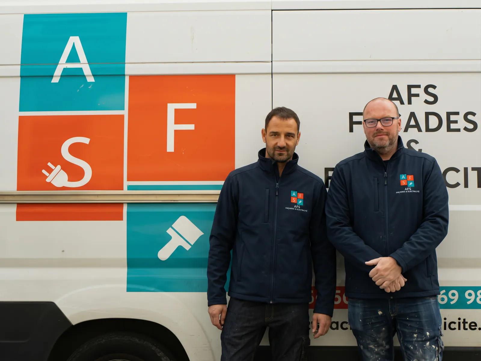 Deux artisans devant un véhicule AFS Façades & Électricité à Isques