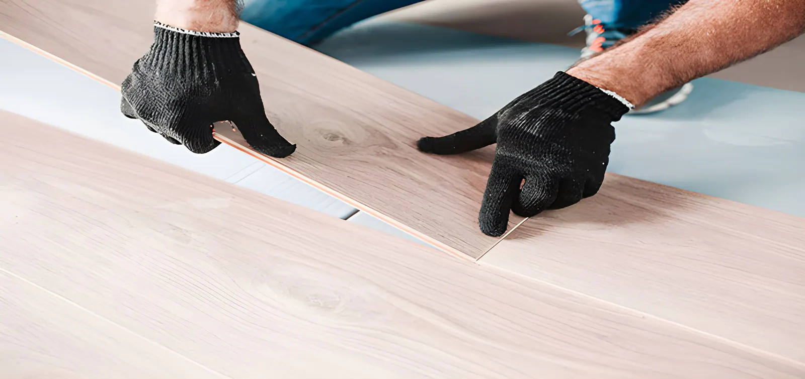 Illustration : pose de parquet stratifié dans une maison