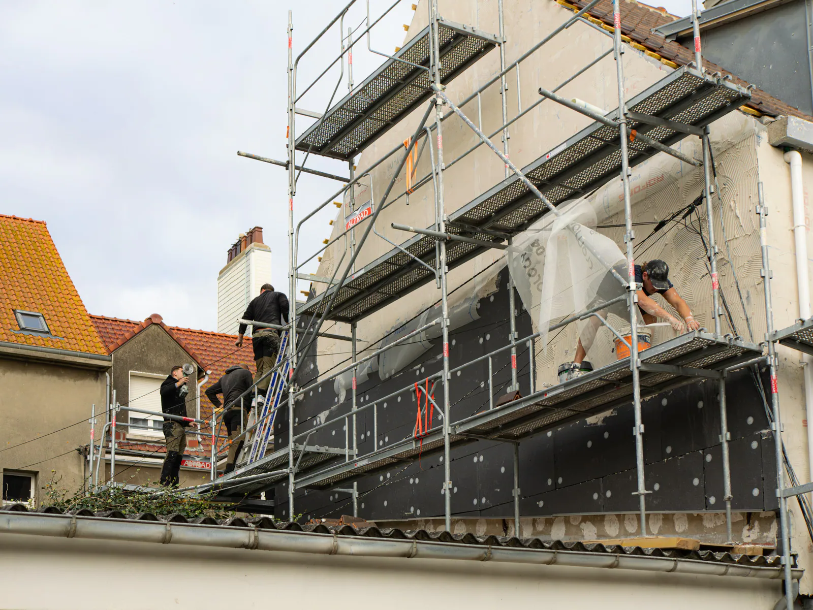 Ravalement de façade avec isolation thermique sur maison à Isques, échafaudage et pose de protection