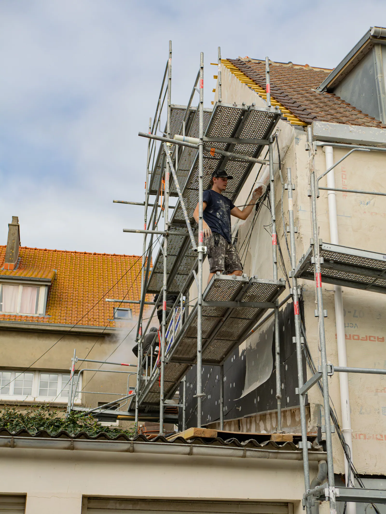 Façadiers AFS sur échafaudage lors d'une isolation par l'extérieur
