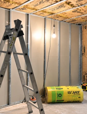 Illustration : travaux d'isolation thermique intérieure des murs et du plafond